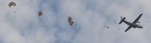 Les parachustistes de l'armée française sautent sur Mont Saint-Michel en septembre 2018